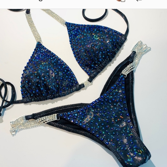 Beautiful comp suit - Picture 2 of 6